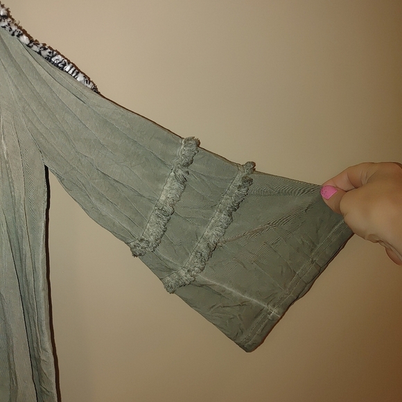POL Flowy Green Cold Shoulder Top With 3/4 Sleeve. Size S Fits S-L - Picture 3 of 6